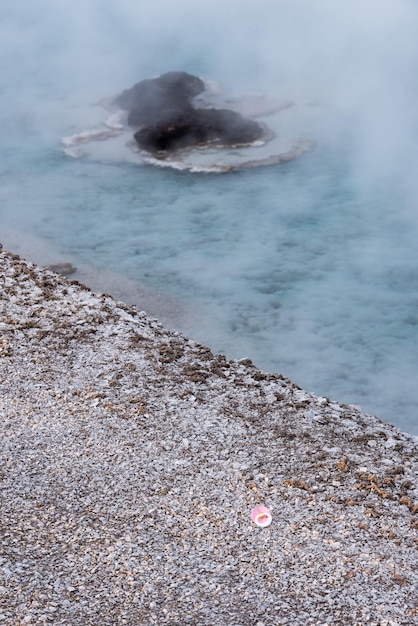 Un chupete rosa se puede ver muy cerca del cráter Excelsior Geyser en el Parque Nacional Yellowstone, Wyoming, EE.UU.