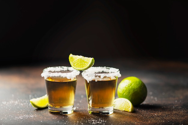 Chupitos de tequila con lima