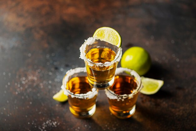 Chupitos de tequila con lima