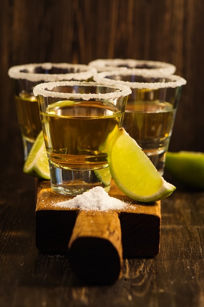 Chupitos de tequila, rodajas de sal y lima