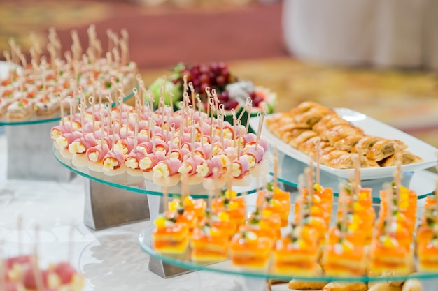 Foto chupitos de vidrio pastelería boda catering comida mini canapés comida sabroso postre hermoso decorar cate