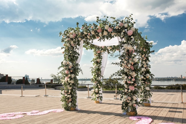 Chuppa de boda decorado con flores.