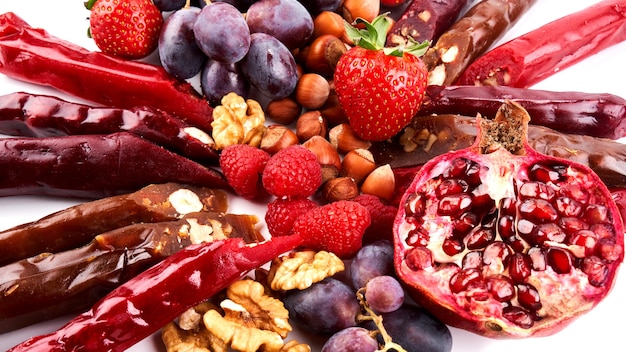 Churchkhela mix, frutas, bayas y nueces sobre una mesa blanca