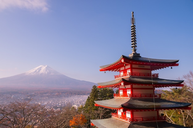 Chureito-Pagode und Berg Fuji am Morgen, Japan im Herbst