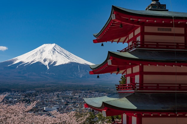 Chureito Pagode und Mt. Zeit Fujis im Frühjahr mit Kirschblüten bei Fujiyoshida, Japan.