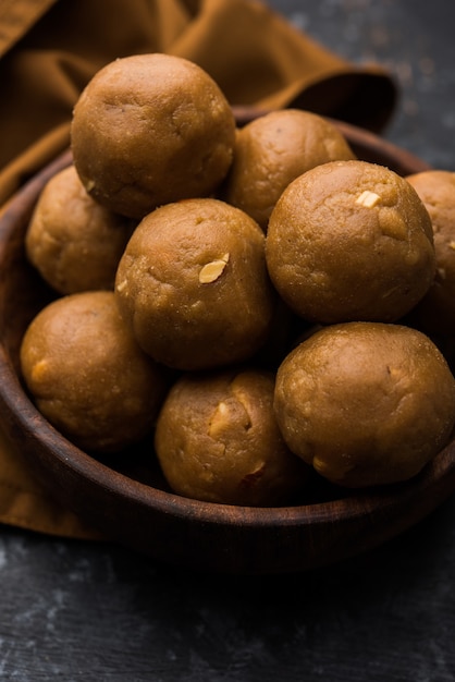 Churma Ladoo, atta laddoo, farinha de trigo laddu feita com ghee e açúcar mascavo ou açúcar. foco seletivo