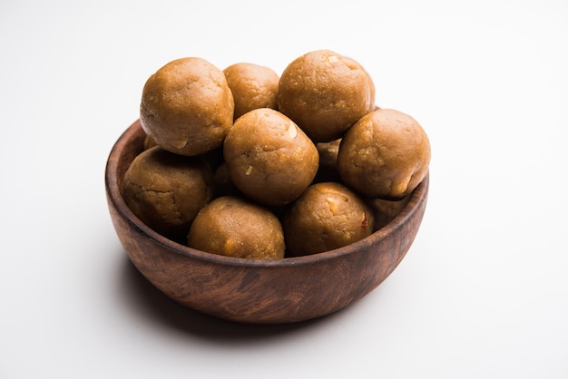 Churma Ladoo, atta laddoo, farinha de trigo laddu feita com ghee e açúcar mascavo ou açúcar. foco seletivo