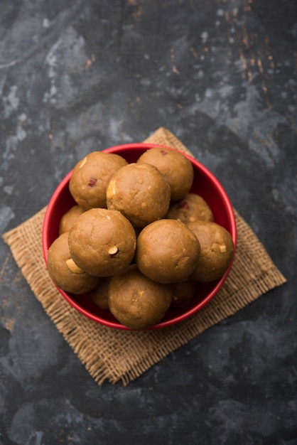 Churma Ladoo, atta laddoo, farinha de trigo laddu feita com ghee e açúcar mascavo ou açúcar. foco seletivo