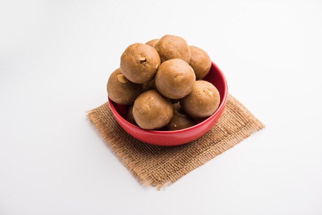 Churma Ladoo, atta laddoo, farinha de trigo laddu feita com ghee e açúcar mascavo ou açúcar. foco seletivo