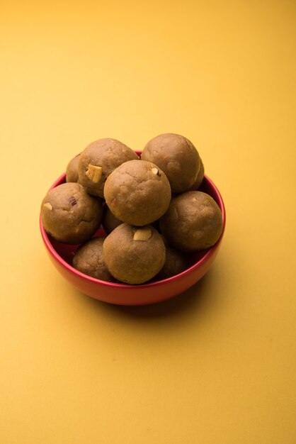 Churma Ladoo, atta laddoo, farinha de trigo laddu feita com ghee e açúcar mascavo ou açúcar. foco seletivo