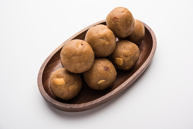 Churma Ladoo, atta laddoo, farinha de trigo laddu feita com ghee e açúcar mascavo ou açúcar. foco seletivo