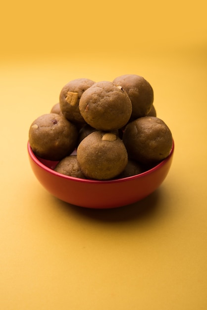 Churma Ladoo, atta laddoo, laddu de harina de trigo elaborado con ghee y azúcar moreno. enfoque selectivo