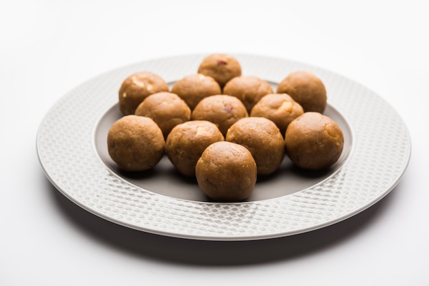 Churma Ladoo, Atta laddoo, Weizenmehl-Laddu aus Ghee und Jaggery oder Zucker. selektiver Fokus