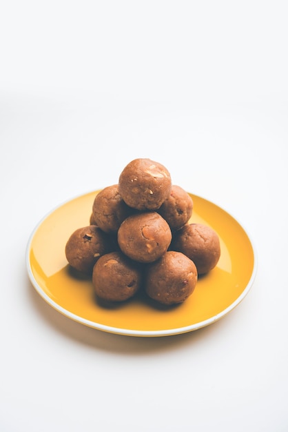 Churma ladoo, atta laddoo, weizenmehl-laddu aus ghee und jaggery oder zucker. selektiver fokus