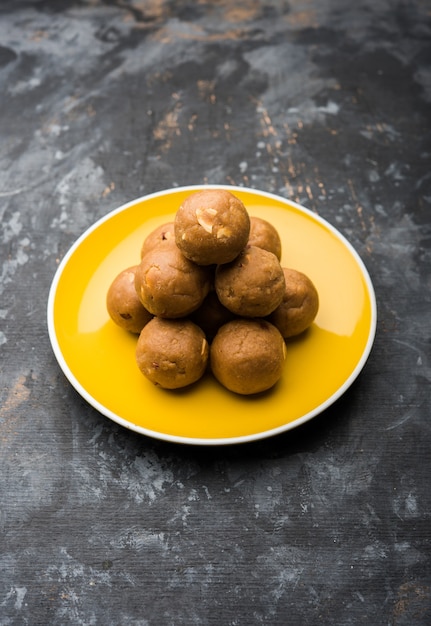 Churma Ladoo, Atta laddoo, Weizenmehl-Laddu aus Ghee und Jaggery oder Zucker. selektiver Fokus