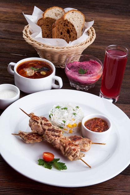 churrasco almoço de negócios e mistura com salada