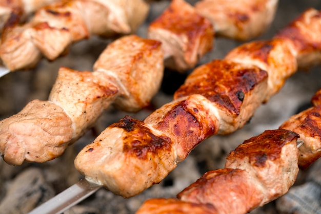 Foto churrasco ao ar livre. preparação de carne na grelha.