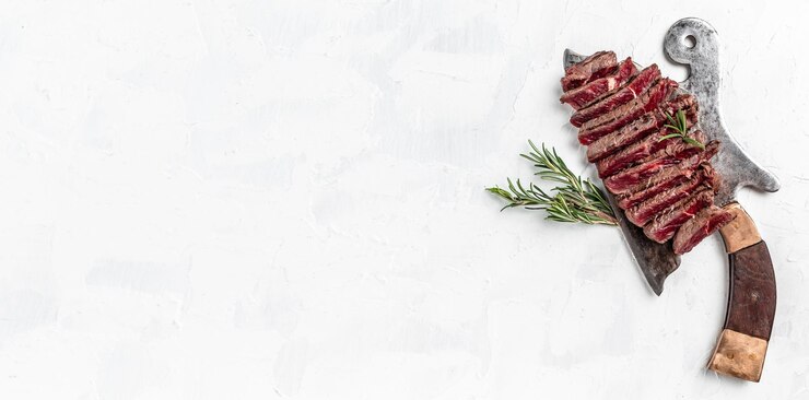 Foto churrasco bife wagyu porterhouse envelhecido seco grelhado bife mal passado com especiarias servido no açougueiro de carne velha fatiado vista superior em formato de faixa longa