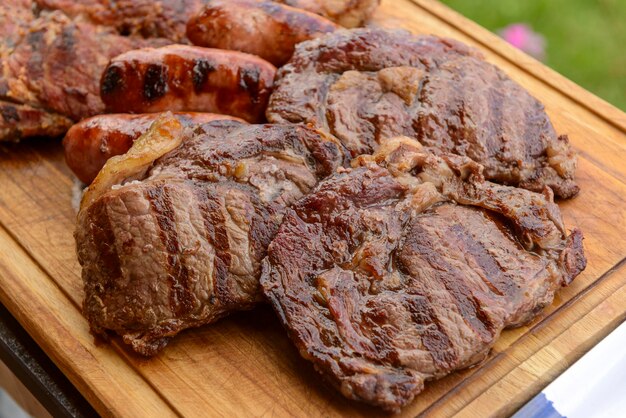 Churrasco brasileiro Carnes assadas em tábua de madeira