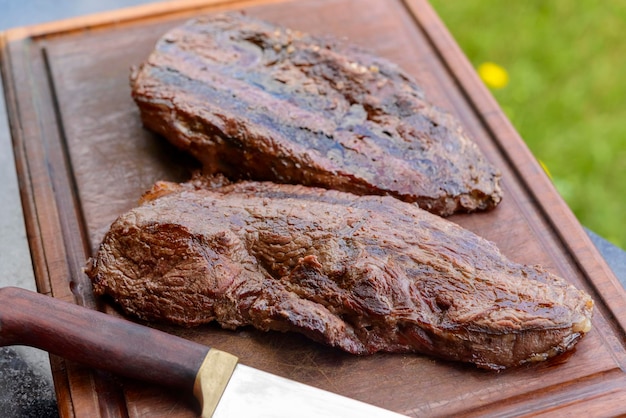 Churrasco brasileiro Carnes assadas em tábua de madeira