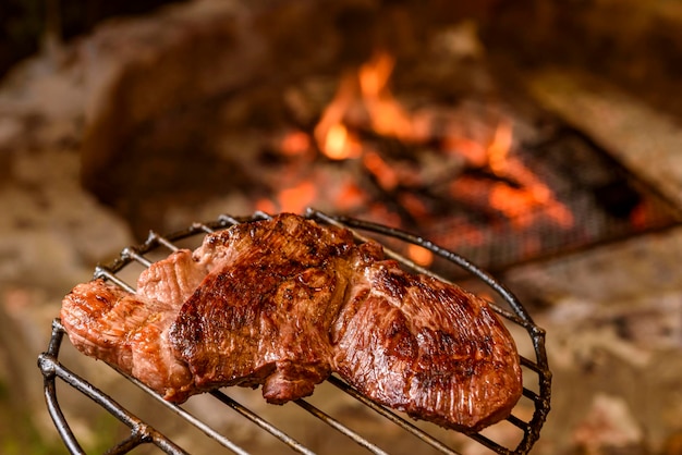 Churrasco brasileiro de cordeiro assado na grelha sobre brasas