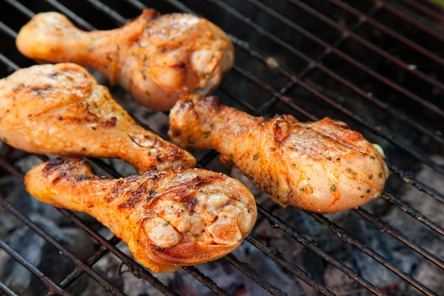 Churrasco com coxa de frango assado bem