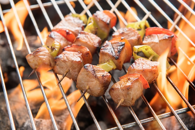 Churrasco com cozinha. grelhador a carvão de carne de frango e pimentos