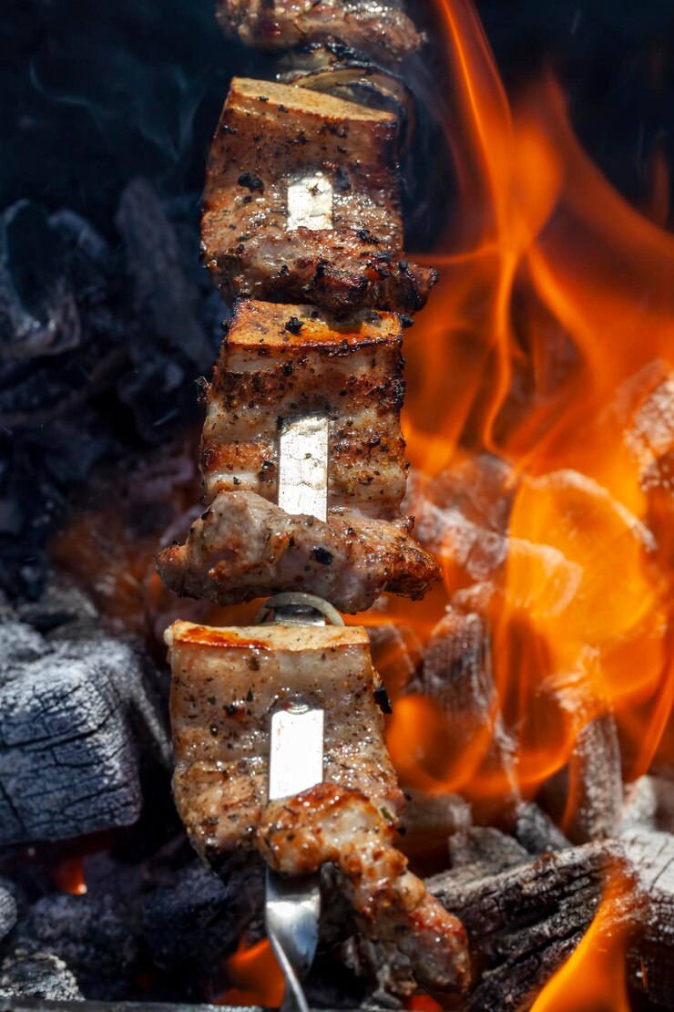 Foto churrasco com cozinhar carne no fogo