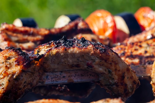 Churrasco com cozinhar carne no fogo