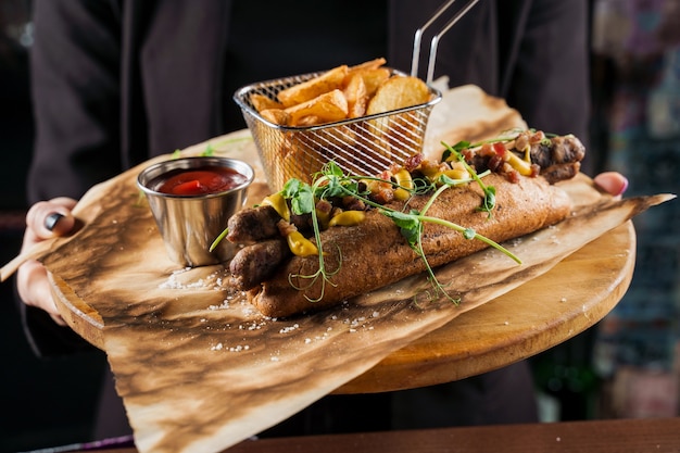 Churrasco de cachorro-quente grelhado com mostarda amarela e ketchup