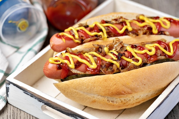 Churrasco de cachorro-quente grelhado com mostarda amarela e ketchup