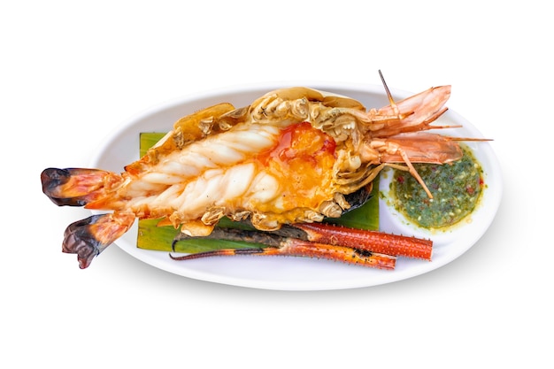 Churrasco de camarão grande com molho picante de frutos do mar em prato branco isolado no fundo branco, luxo deliciosa comida tradicional tailandesa