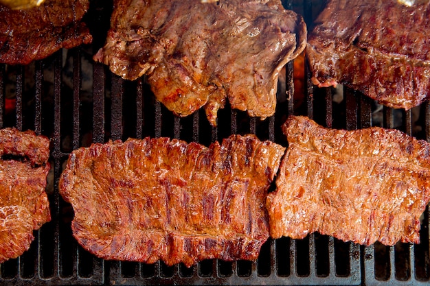 Churrasco de carne bovina grelhado com brasas e fumaça