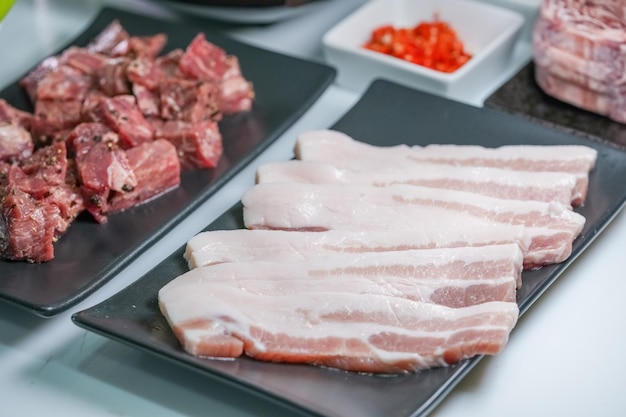 Churrasco de carne coreana um prato coreano popular com pequenos pratos laterais