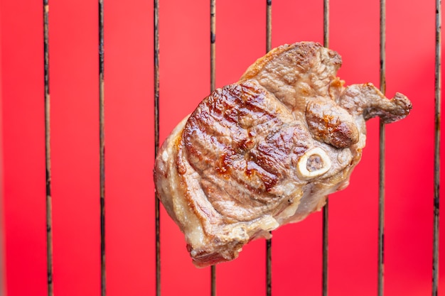 Churrasco de carne na brasa um pedaço de carne com osso de ossobuco porco boi cordeiro