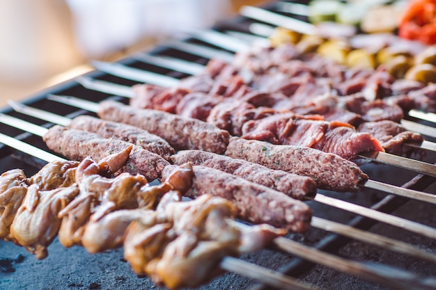 Churrasco de diferentes tipos de carne no restaurante