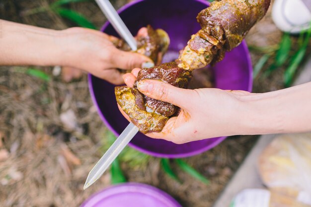 Churrasco de espetinhos de frango e vitela na grelha de espeto