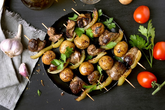 Churrasco de fígado de galinha, batata e pimentão