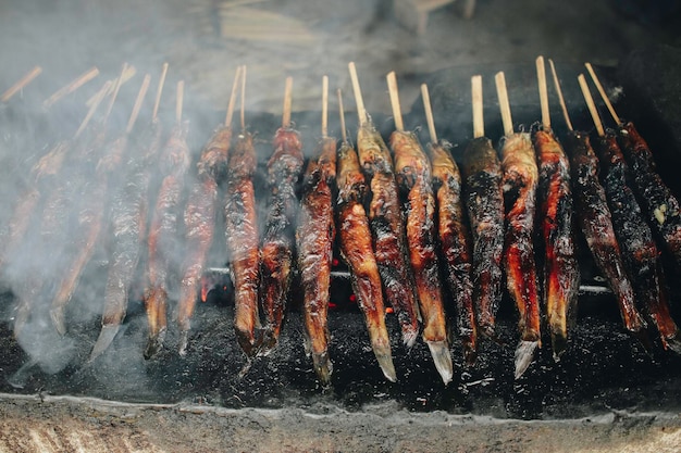 Churrasco de peixe-gato grelhado em fogão a carvão quente de maneira tradicional em Yogyakarta Indonésia ou normalmente chamado Mangut lele