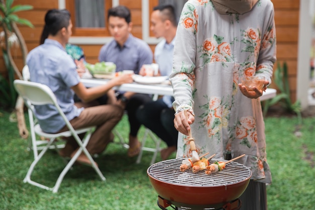 Churrasco de pessoas asiáticas com amigos