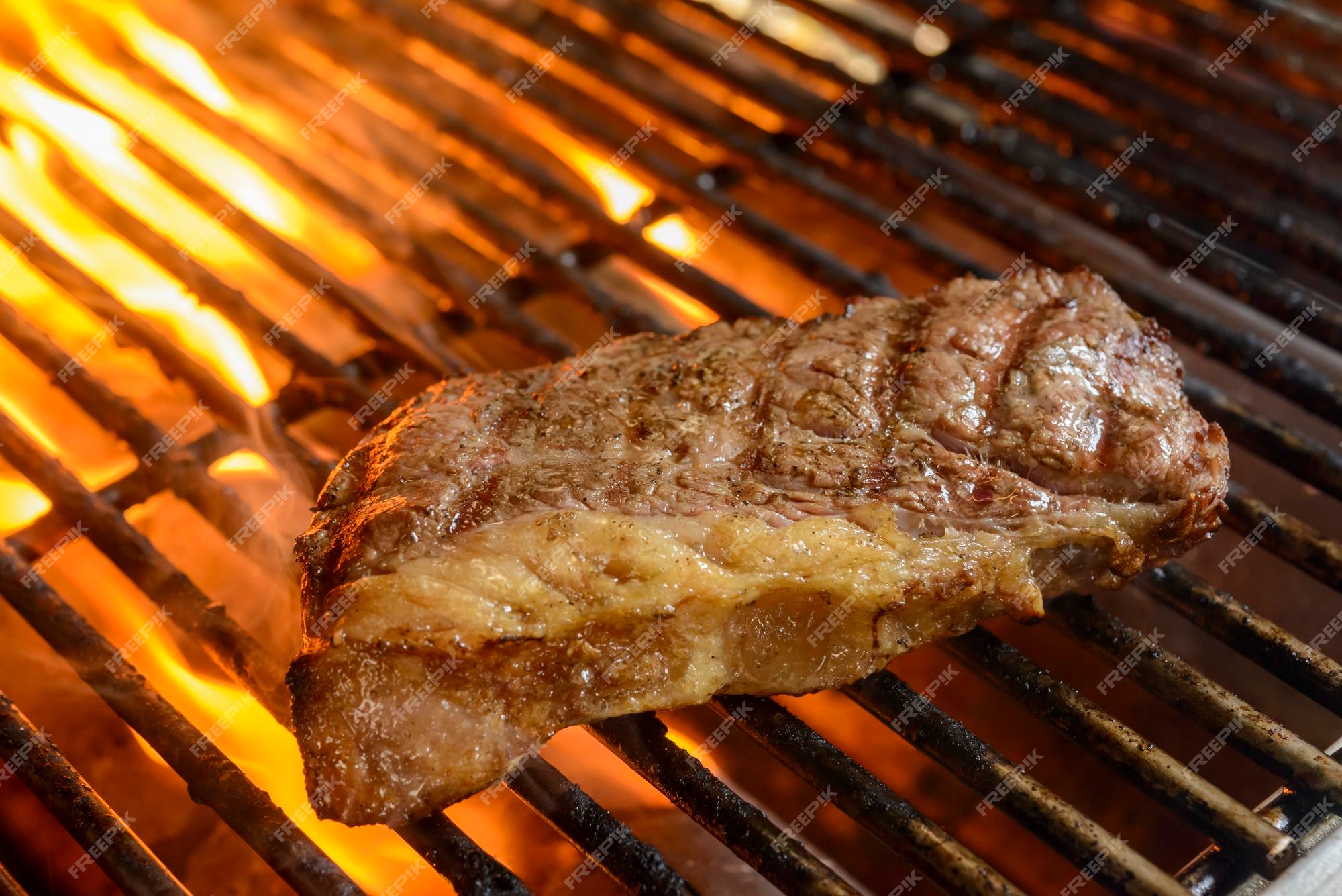 Churrasco de picanha assada no espeto na brasa amplamente consumida em todo  o brasil