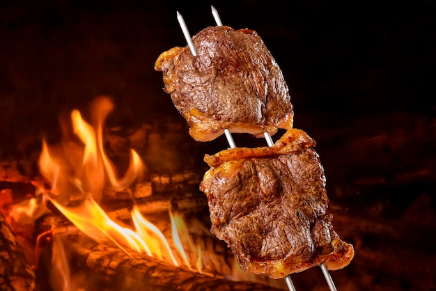 Churrasco de picanha assada no espeto na brasa É amplamente consumida em todo o Brasil