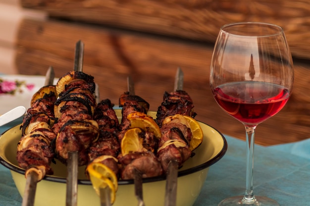 Churrasco de porco com especiarias, um copo de vinho tinto