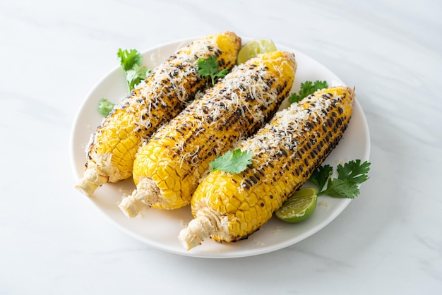 churrasco e milho grelhado com queijo e limão na chapa