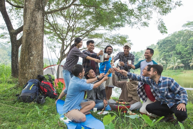 Churrasco enquanto acampar na floresta