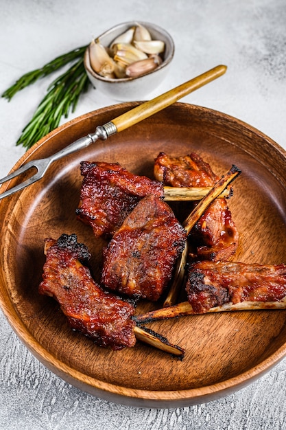 Churrasco grelhado em fatias de cordeiro, costelas curtas