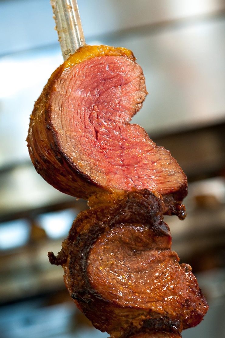 Foto churrasco no espeto servido em tradicionais churrascarias brasileiras