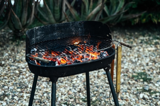 Churrasco queima de carvão no quintal de casa