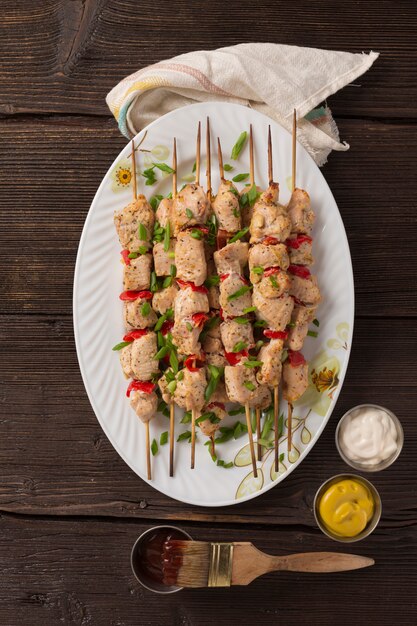 Churrasco saudável. kebab de frango com legumes e ervas, lanche saboroso e suculento para um piquenique de verão