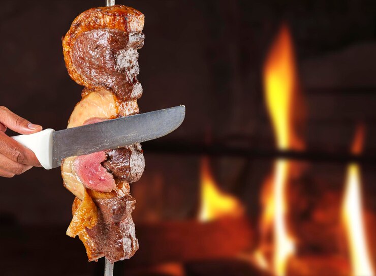 Foto churrasqueira de bife na churrascaria picanha fatiada picanha